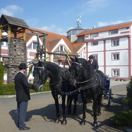 Hotel Famozclub à Bakov nad Jizerou Extérieur photo