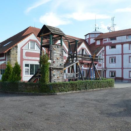 Hotel Famozclub à Bakov nad Jizerou Extérieur photo