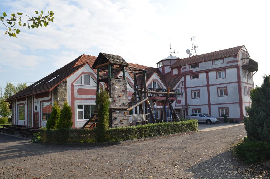 Hotel Famozclub à Bakov nad Jizerou Extérieur photo