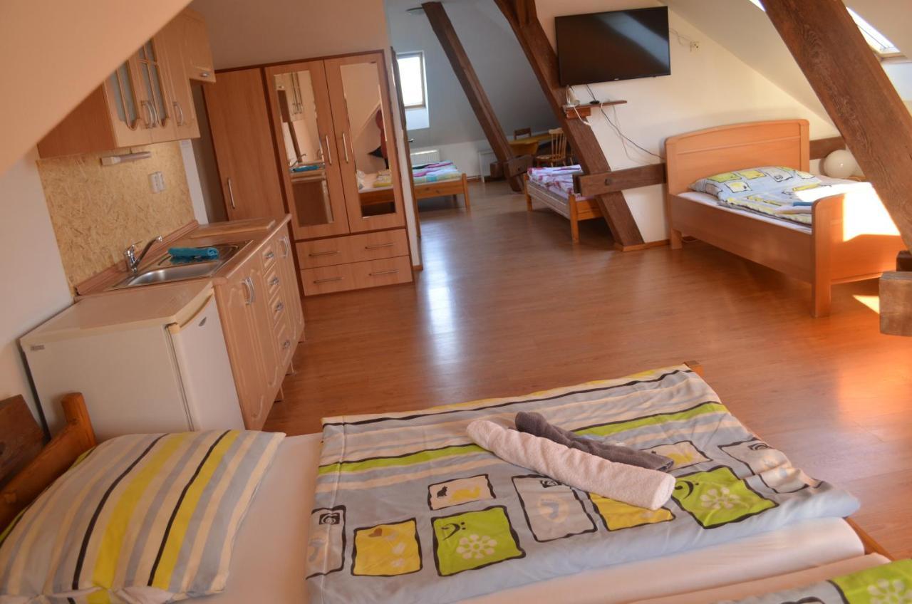 Hotel Famozclub à Bakov nad Jizerou Chambre photo