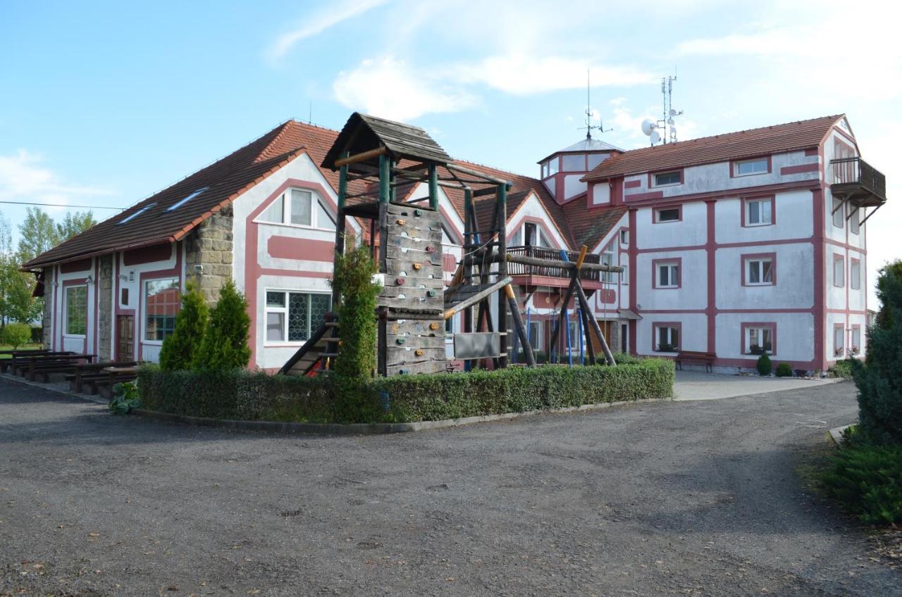Hotel Famozclub à Bakov nad Jizerou Extérieur photo